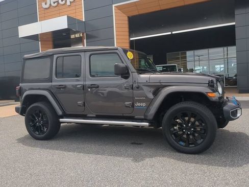 Used 2023 Jeep Wrangler Unlimited Sahara w/ Cold Weather Group AWD/4WD image 2