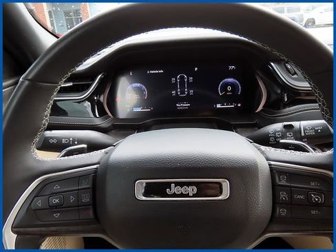 Used 2023 Jeep Grand Cherokee L Limited w/ Luxury Tech Group II AWD/4WD image 16