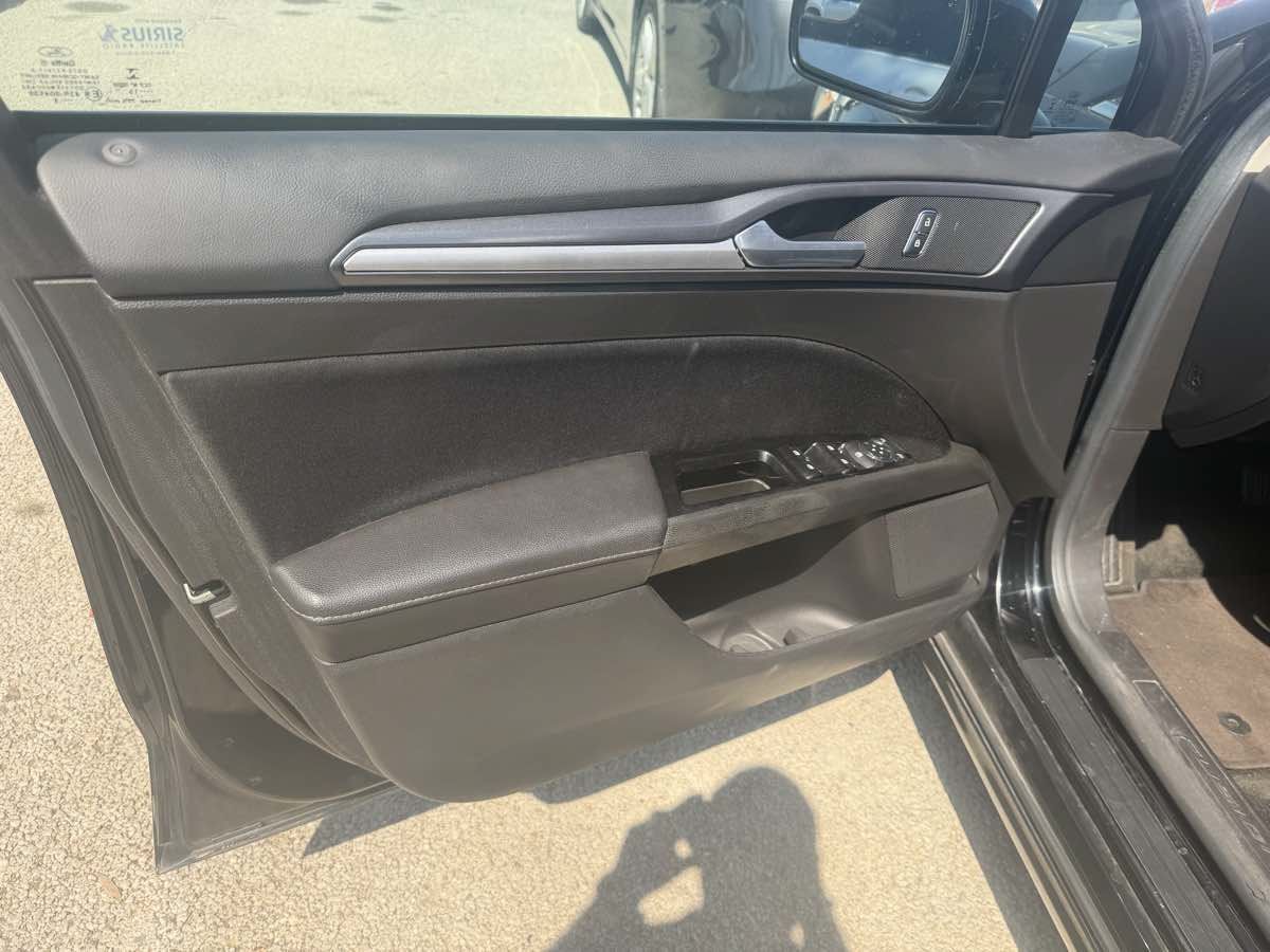 Used 2016 Ford Fusion SE FWD image 6