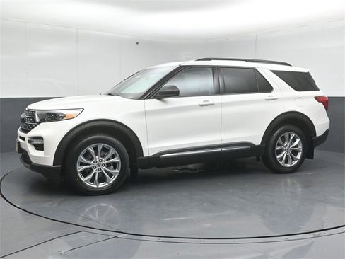 Certified 2021 Ford Explorer XLT w/ Equipment Group 202A image 4