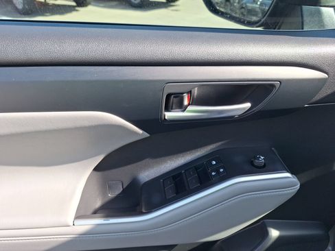 Used 2021 Toyota Highlander XLE FWD image 17