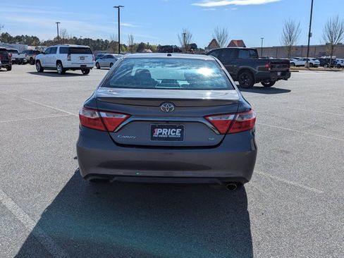 Used 2015 Toyota Camry SE image 6