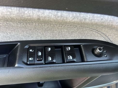 Used 2024 Jeep Compass Latitude image 17