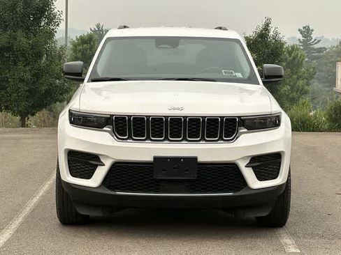 Used 2023 Jeep Grand Cherokee Laredo AWD/4WD image 18