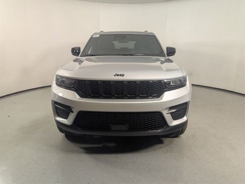 New 2025 Jeep Grand Cherokee Altitude image 2