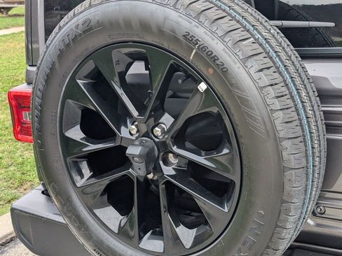 Used 2025 Jeep Wrangler Unlimited Sahara image 18