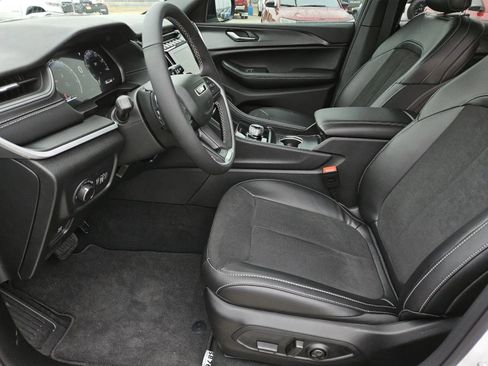 New 2025 Jeep Grand Cherokee L Altitude image 18