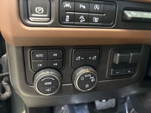 Used 2024 Chevrolet Suburban High Country AWD/4WD image 35