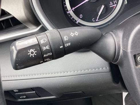 Used 2021 Toyota Highlander XLE AWD/4WD image 28