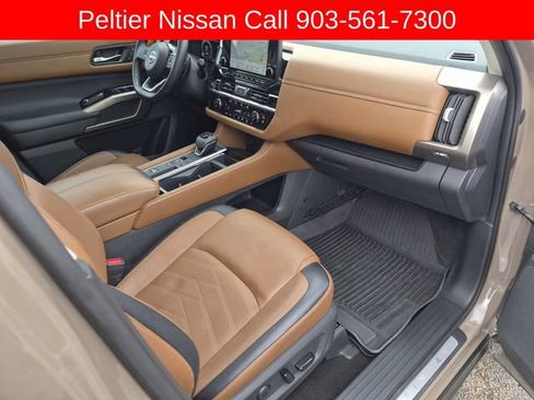 Used 2024 Nissan Pathfinder Platinum FWD image 12