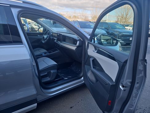 New 2025 Volkswagen Tiguan SE image 24