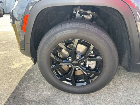 Used 2025 Jeep Grand Cherokee L Altitude AWD/4WD image 7