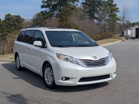 Used 2016 Toyota Sienna XLE Premium image 3