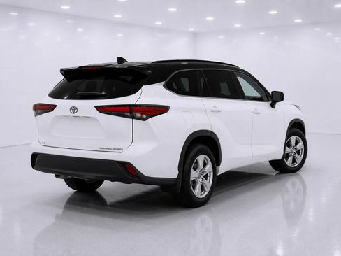 Used 2021 Toyota Highlander L FWD image 5