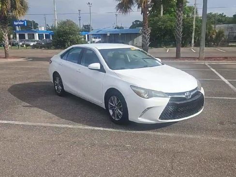 Used 2015 Toyota Camry SE image 2