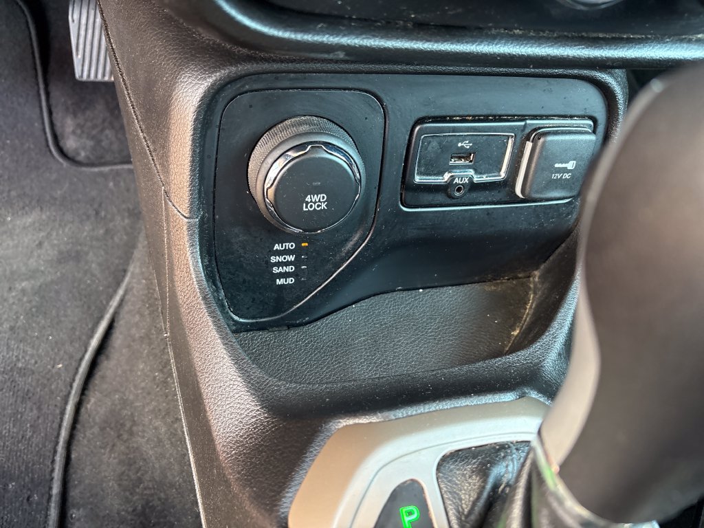 Used 2017 Jeep Renegade Latitude AWD/4WD image 34
