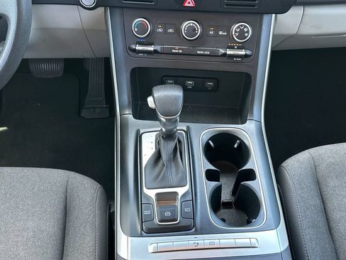 Used 2022 Kia Carnival LX FWD image 18