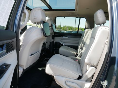 Certified 2024 Jeep Wagoneer Series III w/ Premium Group I AWD/4WD image 35