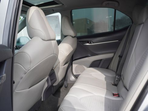 Used 2020 Toyota Camry SE w/ Sunroof Package image 13