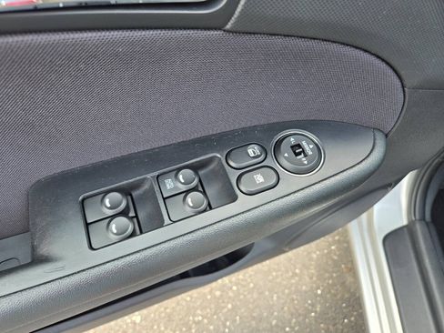 Used 2010 Hyundai Elantra SE FWD image 14