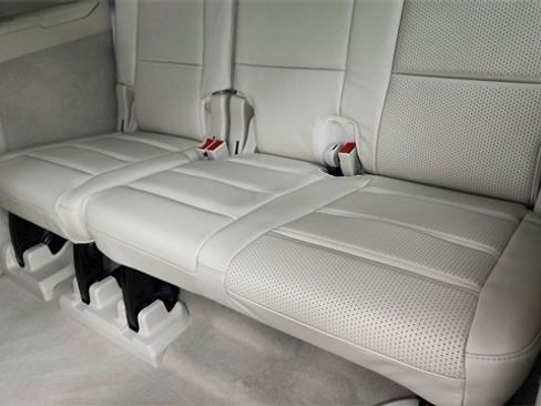 Used 2025 Cadillac Escalade ESV Premium Luxury Platinum image 31