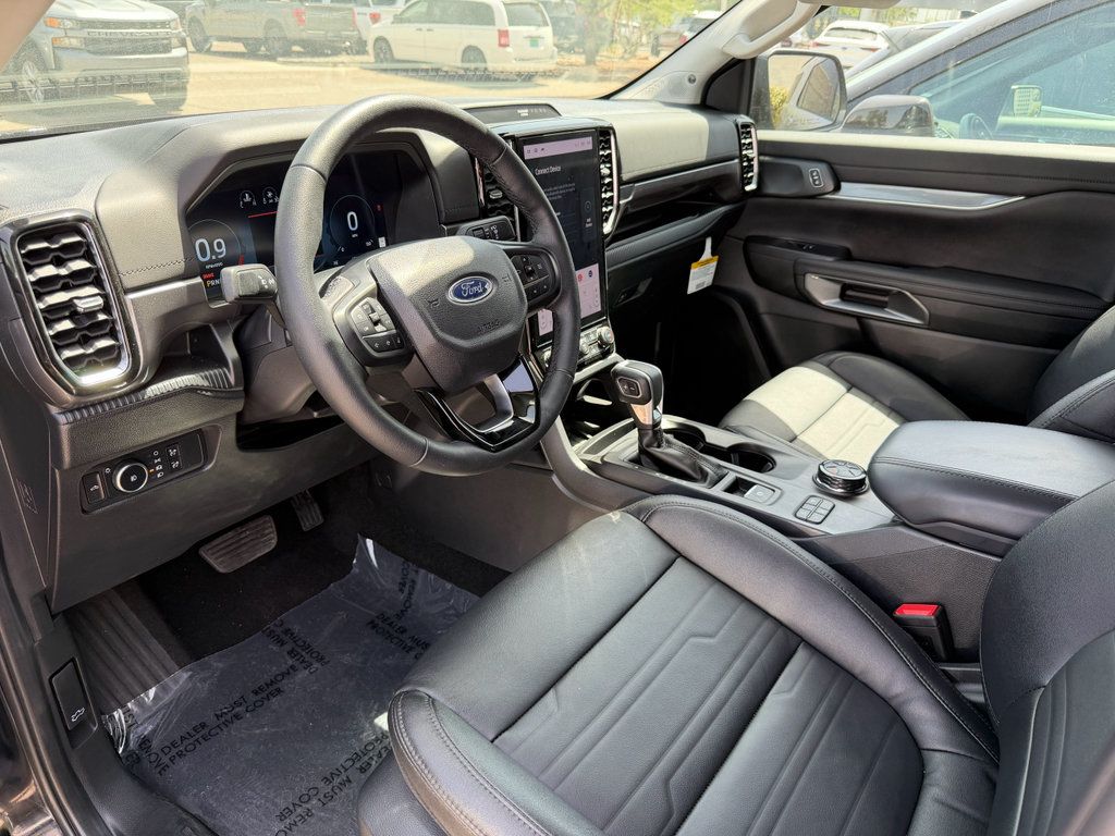 Used 2025 Ford Ranger Lariat w/ Black Appearance Package AWD/4WD image 9