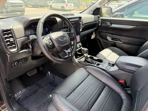 Used 2025 Ford Ranger Lariat w/ Black Appearance Package AWD/4WD image 9