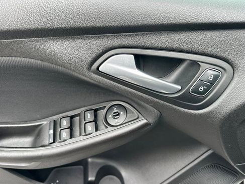 Certified 2018 Ford Focus SE FWD image 10