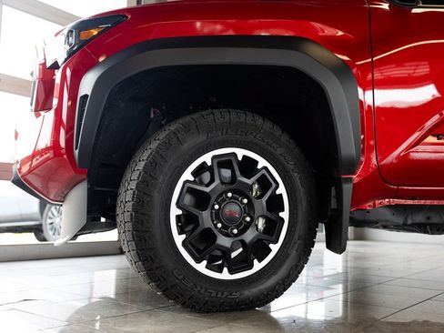 Certified 2025 Toyota Tacoma TRD Off-Road AWD/4WD image 9