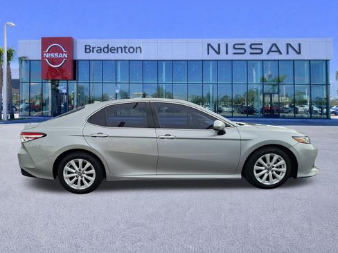 Used 2019 Toyota Camry LE image 4