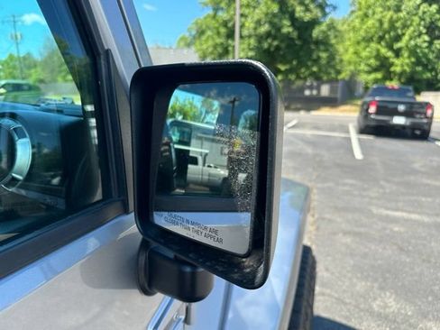 Used 2017 Jeep Wrangler Unlimited Rubicon w/ Connectivity Group AWD/4WD image 8