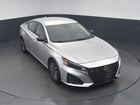 Used 2024 Nissan Altima 2.5 SV image 16