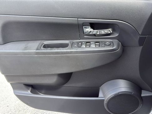 Used 2012 Jeep Liberty Sport RWD image 38