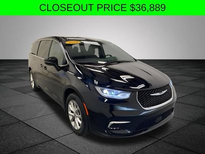 Used 2025 Chrysler Pacifica Select