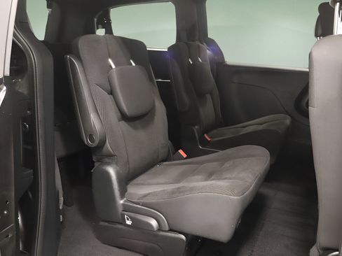 Used 2018 Dodge Grand Caravan SE FWD image 16