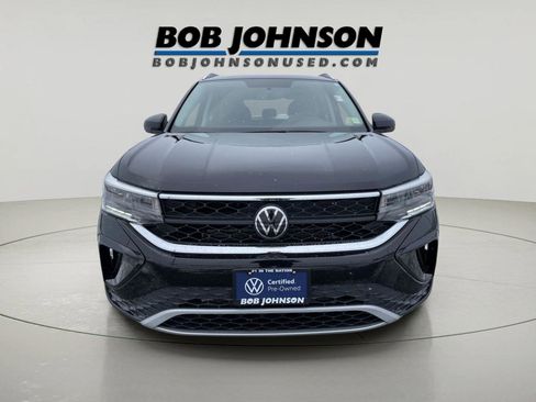 Used 2022 Volkswagen Taos SE w/ Panoramic Sunroof Package image 3