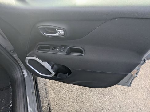 Certified 2021 Jeep Renegade Latitude image 31