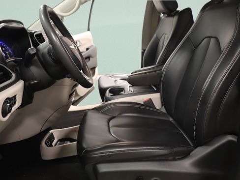 Used 2023 Chrysler Pacifica Touring-L FWD image 20