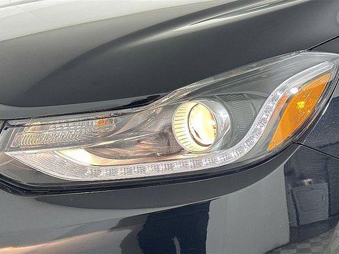 Used 2022 Chevrolet Trax LT w/ Midnight Edition image 30