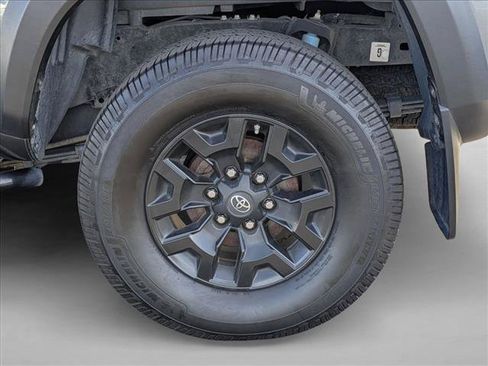 Used 2018 Toyota Tacoma TRD Off-Road w/ Technology Package AWD/4WD image 24