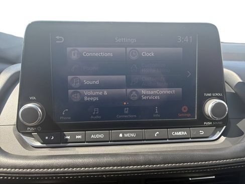 Used 2025 Nissan Rogue SV AWD/4WD image 19