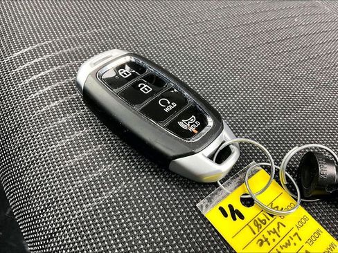 Used 2024 Hyundai Venue Limited FWD image 11
