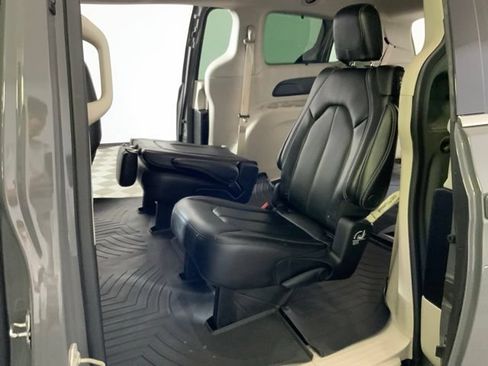 Used 2022 Chrysler Pacifica Touring-L FWD image 28