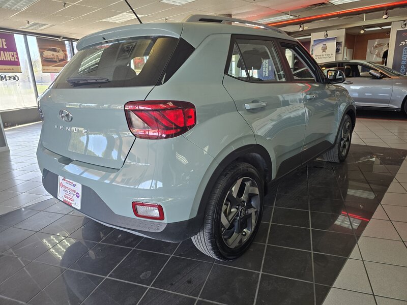 Used 2025 Hyundai Venue SEL FWD image 3
