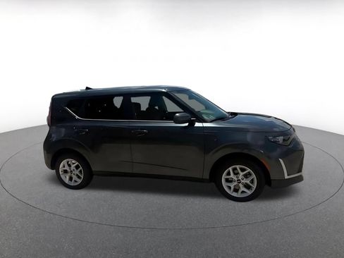 Used 2025 Kia Soul LX w/ LX Technology Package FWD image 2