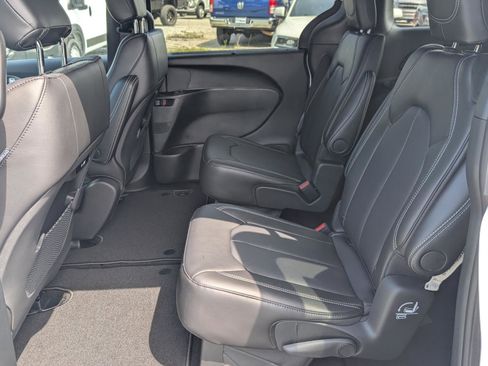 New 2026 Chrysler Pacifica Select image 11