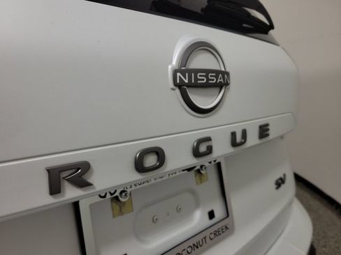 Used 2024 Nissan Rogue SV FWD image 5