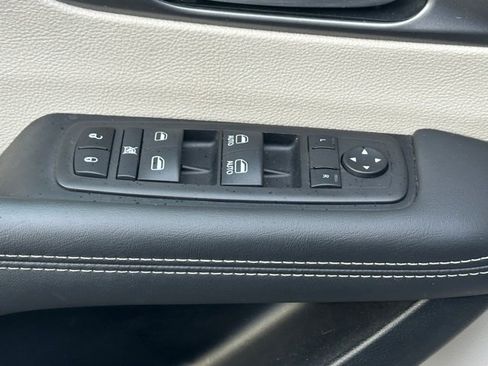 Used 2024 Chrysler Pacifica Touring-L image 23