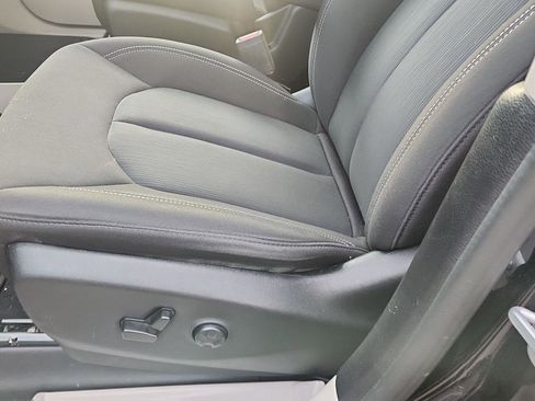 Used 2022 Chrysler Voyager LX image 10