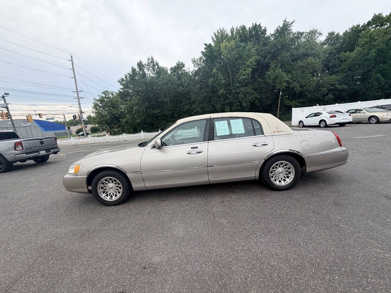 Used 1999 Lincoln Town Car Signature RWD image 41
